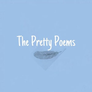 Pu&ograve; includere: Uno sfondo blu chiaro con il testo "The Pretty Poems" in bianco. Una piuma grigia &egrave; su un pezzo di carta bianca al centro dell'immagine.