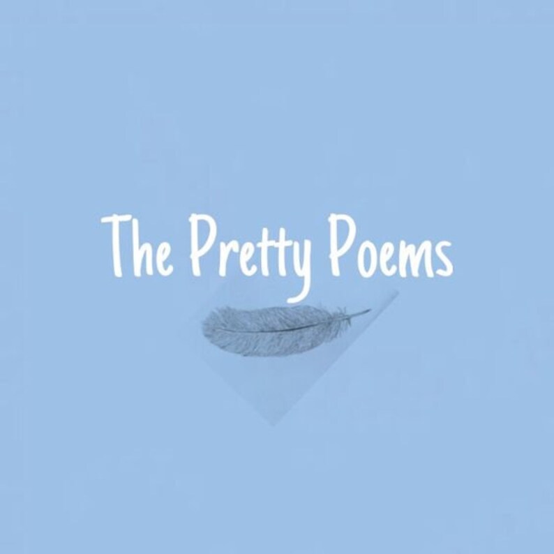Pu&ograve; includere: Uno sfondo blu chiaro con il testo "The Pretty Poems" in bianco. Una piuma grigia &egrave; su un pezzo di carta bianca al centro dell'immagine.