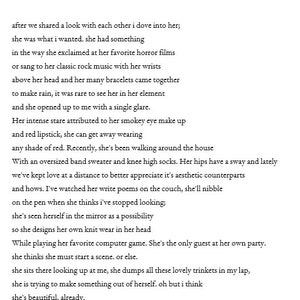 Pu&ograve; includere: Una poesia intitolata "She's Beautiful Already" &egrave; scritta in inchiostro nero su sfondo bianco. La poesia parla di una donna che &egrave; bella e sicura di s&eacute;. La poesia &egrave; scritta in uno stile semplice e diretto.