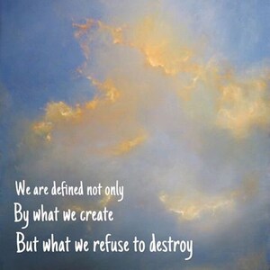 Pu&ograve; includere: Una citazione motivazionale su uno sfondo di cielo blu con nuvole bianche e gialle. La citazione recita: "Non siamo definiti solo da ci&ograve; che creiamo, ma anche da ci&ograve; che rifiutiamo di distruggere."