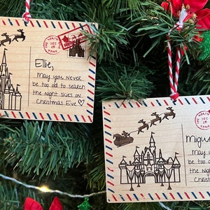 Ornement de carte postale personnalisé en bois Mickey Santa Castle