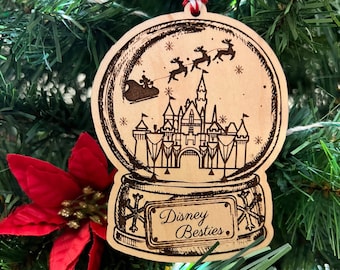 Adorno, media o etiqueta de regalo personalizada de Mickey Santa Castle Globe
