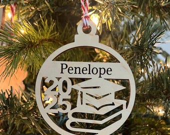 Adorno navideño o etiqueta de regalo de madera personalizada para graduados de 2026