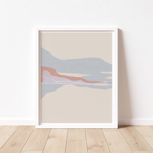 Puede incluir: Impresi&oacute;n de arte abstracto con un marco blanco. La impresi&oacute;n presenta un fondo beige con un dise&ntilde;o abstracto azul claro y rosa.