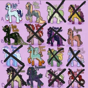 Può includere: Una collezione di illustrazioni di pony dei cartoni animati, ognuna con design e nomi unici. I pony presentano vari colori, criniere e accessori, su uno sfondo viola chiaro. Alcune immagini sono state cancellate.