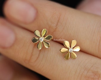 Real Solid Gold Daisy Studs, 9K Solid Gold Earrings, Unique Gold Earrings, Spring and Summer Dainty Earring, Elegant Earrings, Gift For Her