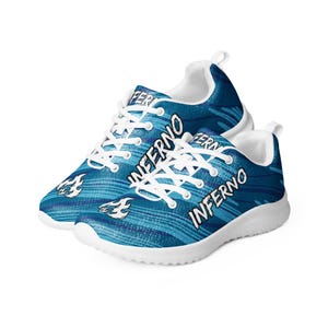 Könnte beinhalten: Blaue Sportschuhe mit weißen Schnürsenkeln und Sohlen. Die Schuhe tragen das Wort "INFERNO" in Weiß sowie eine Flammen-Grafik. Die Schuhe haben ein blau-weißes Streifenmuster.