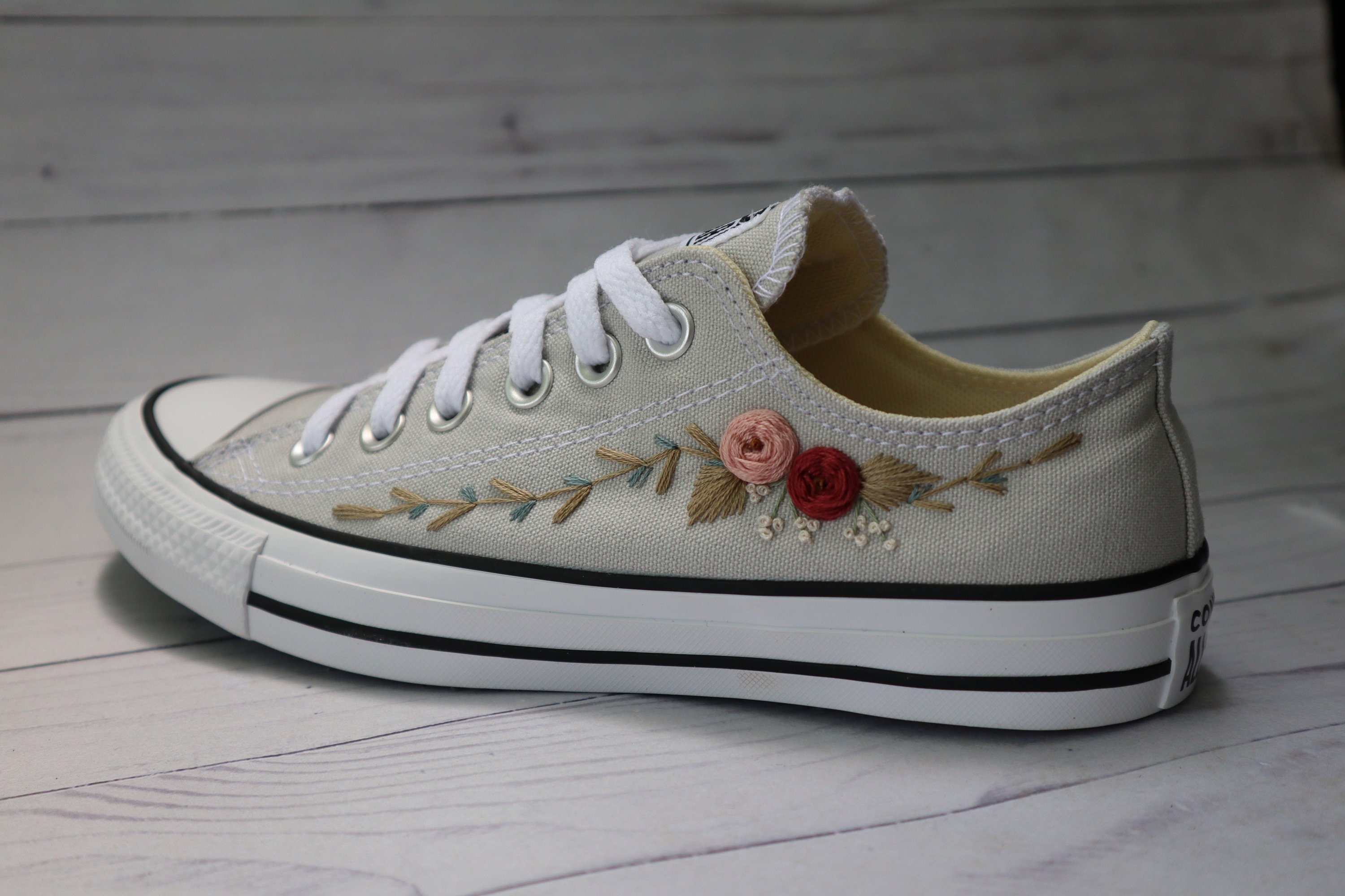 metal suspendere Svin Custom Converse Chuck Taylor All Star LOW Shoes Embroidered by - Etsy 日本