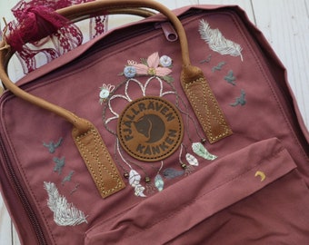 Bestickter Kanken Rucksack mit Traumfänger Handstickerei, Custom Fjallraven Kanken No. 2 mit personalisierter Feder und Traumfänger