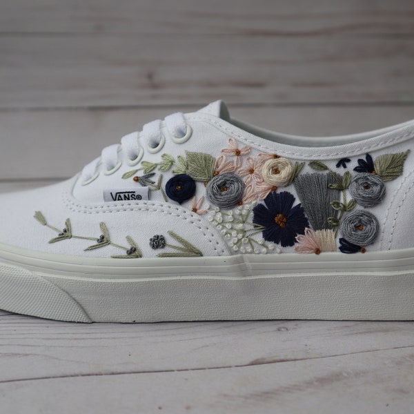 Zapatos Vans de boda bordados - algo azul - bordado a mano a pedido, bordado personalizado en zapatos Vans en su elección de tamaño