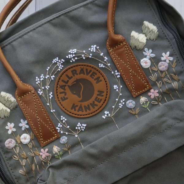Bordado de flores silvestres Kanken, mochila Fjallraven Kanken con flores silvestres bordadas a mano personalizadas, mini bolso clásico o clásico, Boho a medida