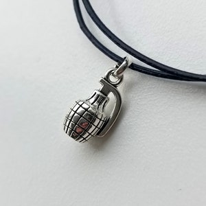 Petite grenade, collier pendentif