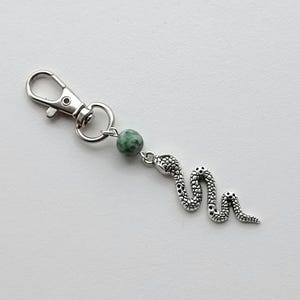 llavero con serpiente para llaves o colgante en un bolso, en una cartera