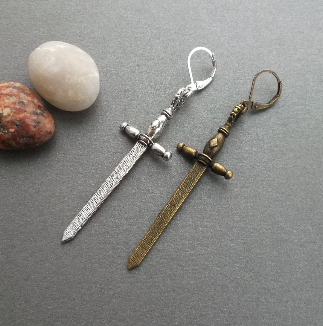 Paire De Boucles Doreilles Gothiques En Forme Depee main image 0