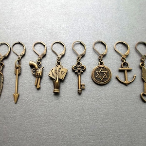 Orecchini da uomo Piuma/Freccia/Revolver/Carte da gioco/Chiave/Stella di David/Ancora/Cuore con freccia Un orecchino da uomo Orecchini pendenti da uomo Regalo per uomo.