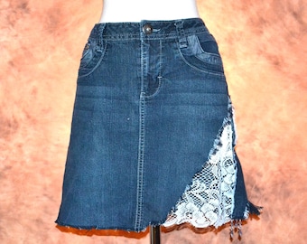 Falda vaquera reciclada para mujer, hecha a mano y cosida, con encaje y cuentas, estilo hippie bohemio.
