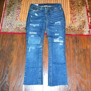 Jeans patchwork True Religion rari e numerati, denim sfilacciato e strappato, prima edizione da collezione.