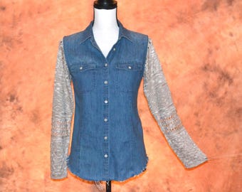 Camisa vaquera hecha a mano con mangas de suéter y bajo deshilachado - Blusa boho para mujer