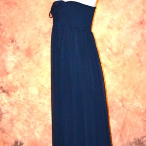 Free People Wandelbares Marine- Chiffon Maxikleid Gesmoktes Schlauchoberteil-Kleid Bild 9