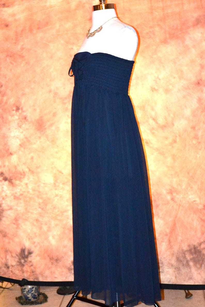 Free People Wandelbares Marine- Chiffon Maxikleid Gesmoktes Schlauchoberteil-Kleid Bild 9