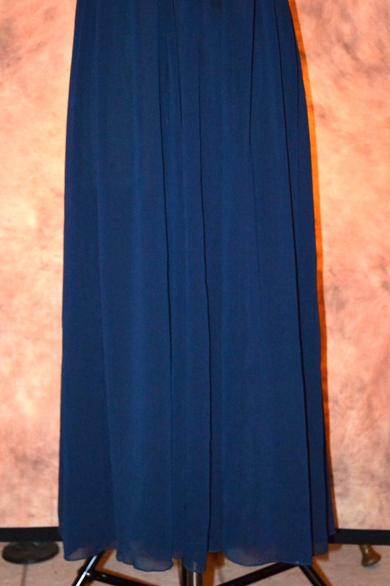 Free People Wandelbares Marine- Chiffon Maxikleid Gesmoktes Schlauchoberteil-Kleid Bild 8