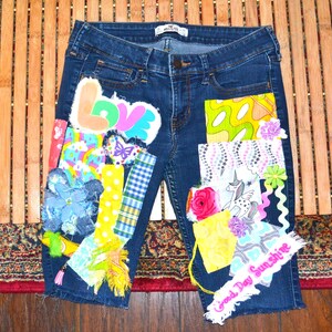 Pantaloncini patchwork da donna, jeans decorati con toppe cucite a mano.