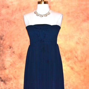 Free People Wandelbares Marine- Chiffon Maxikleid Gesmoktes Schlauchoberteil-Kleid Bild 10