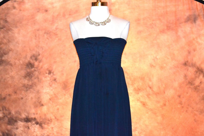 Free People Wandelbares Marine- Chiffon Maxikleid Gesmoktes Schlauchoberteil-Kleid Bild 10