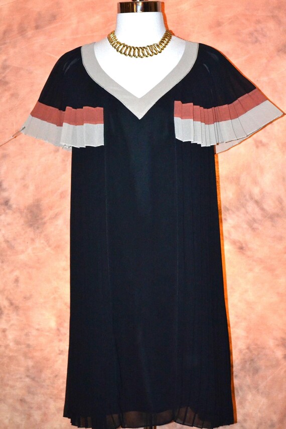 Evening Dress Women's Vintage Semi Formal Black Chiffon Short Dress Accordion Pleats Shoulder Cape Sleeves