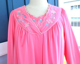 Nightgown & Robe Set Vintage Embroidered Lingerie Gown and Housecoat Shadow Line 70s Snap Front Quilted