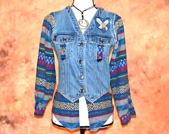 Jaqueta jeans feminina feita à mão, peça única, patchwork costurado à mão, estilo hippie, reciclada, com aplicações, boho, ideal para festivais.