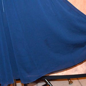 Free People Wandelbares Marine- Chiffon Maxikleid Gesmoktes Schlauchoberteil-Kleid Bild 4