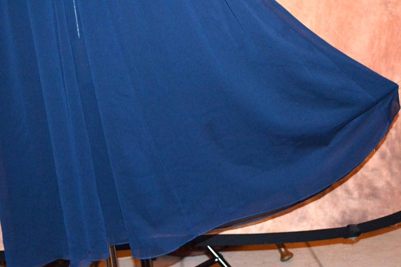 Free People Wandelbares Marine- Chiffon Maxikleid Gesmoktes Schlauchoberteil-Kleid Bild 4