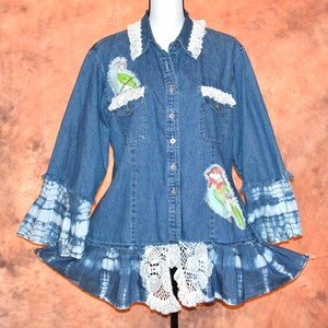 Chaqueta vaquera reciclada, talla XL – Chaqueta estilo boho hecha a mano con mangas acampanadas, estampado tie-dye y apliques.