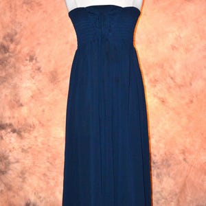 Free People Wandelbares Marine- Chiffon Maxikleid Gesmoktes Schlauchoberteil-Kleid Bild 2