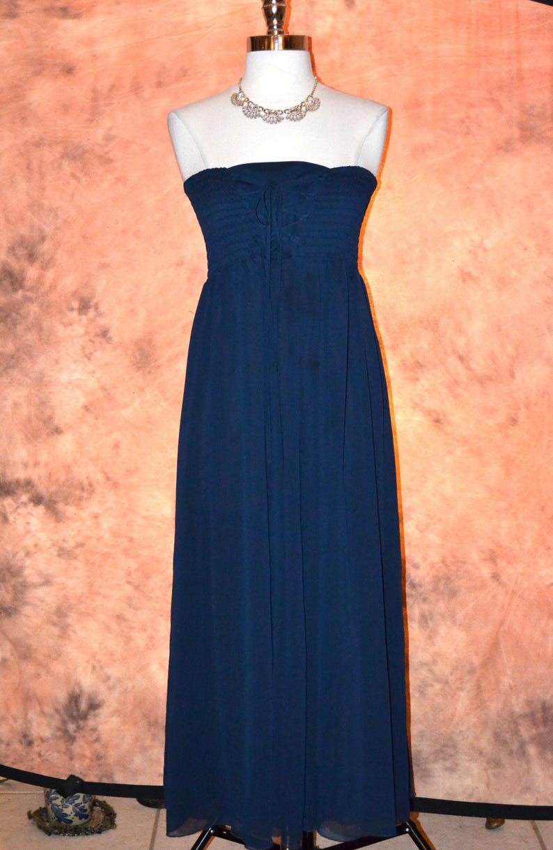 Free People Wandelbares Marine- Chiffon Maxikleid Gesmoktes Schlauchoberteil-Kleid Bild 2