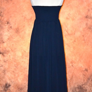 Free People Wandelbares Marine- Chiffon Maxikleid Gesmoktes Schlauchoberteil-Kleid Bild 5