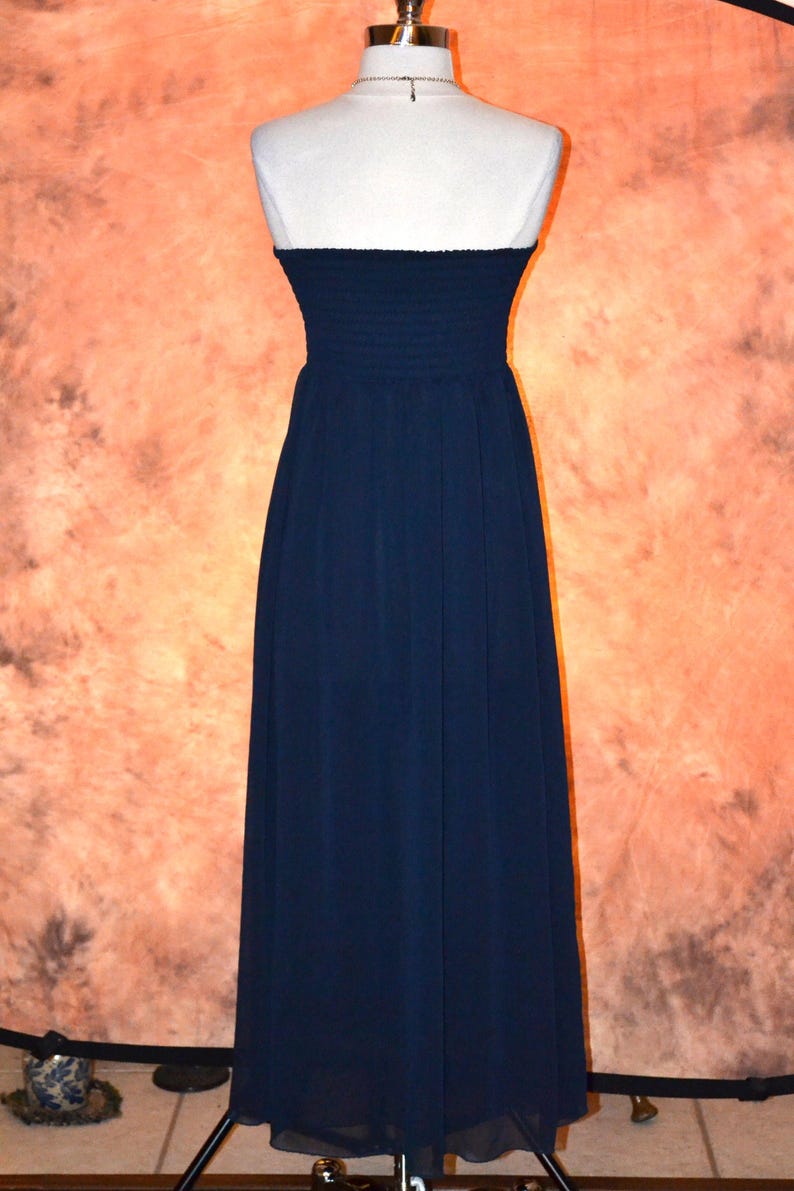 Free People Wandelbares Marine- Chiffon Maxikleid Gesmoktes Schlauchoberteil-Kleid Bild 5