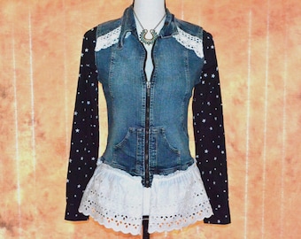 Upcycled Denim Jeansjacke: Patchwork verschönerte Boho Festivalkleidung für Frauen
