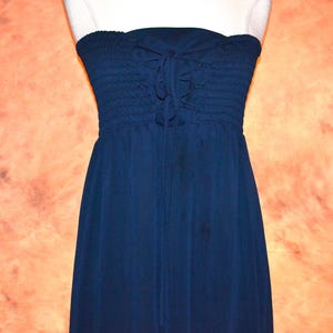Free People Wandelbares Marine- Chiffon Maxikleid Gesmoktes Schlauchoberteil-Kleid Bild 7