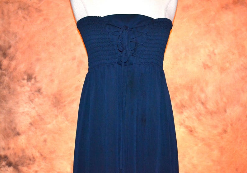 Free People Wandelbares Marine- Chiffon Maxikleid Gesmoktes Schlauchoberteil-Kleid Bild 7