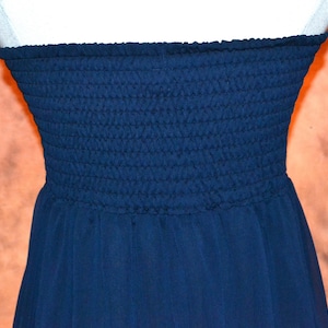 Free People Wandelbares Marine- Chiffon Maxikleid Gesmoktes Schlauchoberteil-Kleid Bild 6