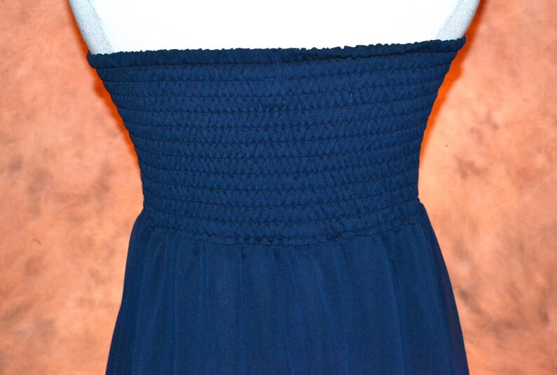 Free People Wandelbares Marine- Chiffon Maxikleid Gesmoktes Schlauchoberteil-Kleid Bild 6