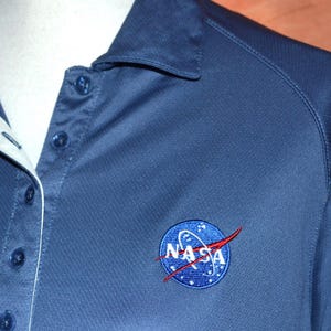 Camisa polo de la NASA vintage del Centro Espacial Kennedy, coleccionable, para mujer, estilo antiguo, estilo Desert Dry Xtra-Lite