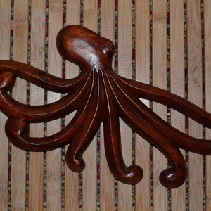Arte de parede personalizada em madeira de polvo, pinho branco com acabamento em mogno bordô e leve verniz. Decoração para casa com polvo Kraken. Presente perfeito para ele.