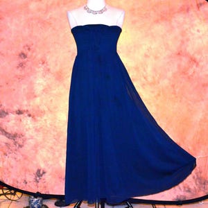Free People Wandelbares Marine- Chiffon Maxikleid Gesmoktes Schlauchoberteil-Kleid Bild 1