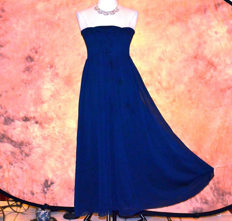 Free People Wandelbares Marine- Chiffon Maxikleid Gesmoktes Schlauchoberteil-Kleid Bild 1