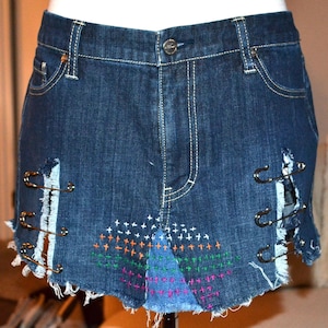 Jupe en jean recyclé sur mesure, patchwork, grandes épingles argentées, point sashiko, jupe en jean recyclé fait main