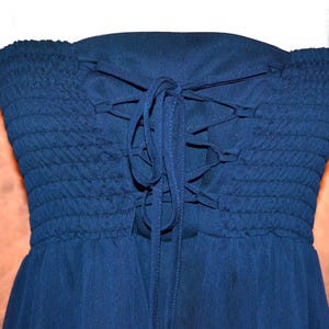 Free People Wandelbares Marine- Chiffon Maxikleid Gesmoktes Schlauchoberteil-Kleid Bild 3