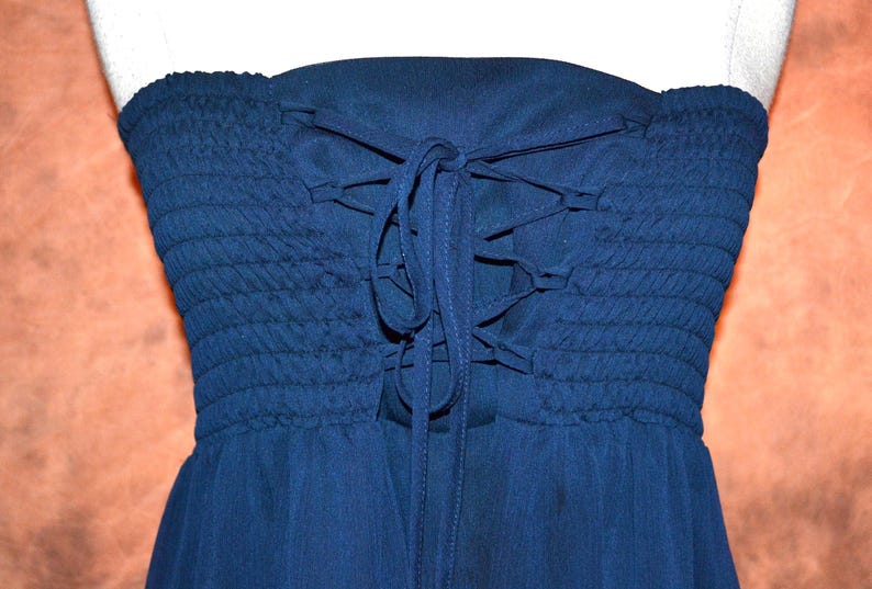 Free People Wandelbares Marine- Chiffon Maxikleid Gesmoktes Schlauchoberteil-Kleid Bild 3